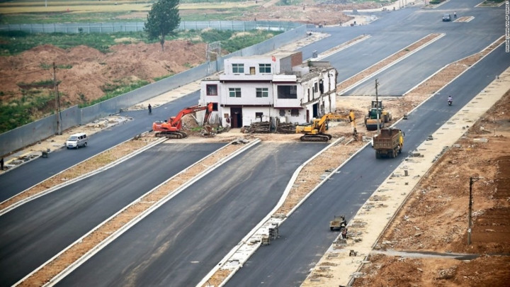 ảnh: kỳ lạ những ngôi nhà 4 mặt tiền Kỳ lạ những ngôi nhà 4 mặt tiền “mọc” giữa cao tốc ở Trung Quốc