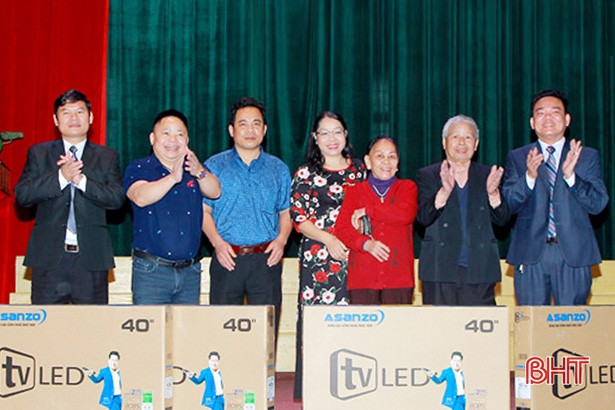 Trao 300 suất quà Tết cho người nghèo huyện Nghi Xuân