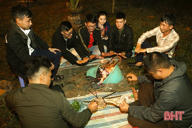 Trắng đêm canh giữ sắc xuân