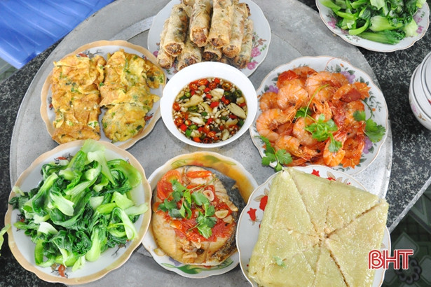 Ấm áp bữa cơm tất niên bên mẹ liệt sỹ