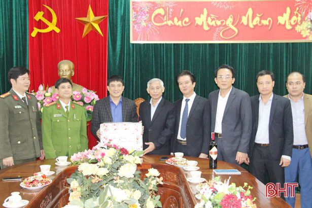 Lãnh đạo tỉnh chúc tết đối tượng chính sách, hộ nghèo