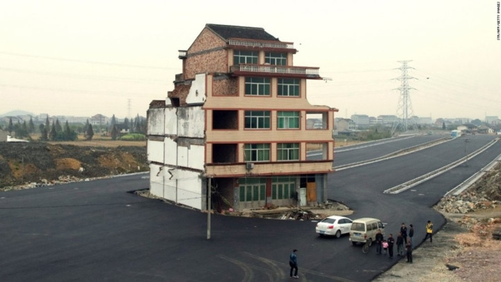 ảnh: kỳ lạ những ngôi nhà 4 mặt tiền Kỳ lạ những ngôi nhà 4 mặt tiền “mọc” giữa cao tốc ở Trung Quốc