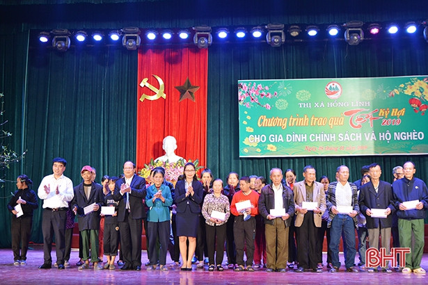 Thị xã Hồng Lĩnh trao 377 suất quà dịp Tết Kỷ Hợi