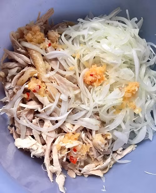 Bí quyết làm món nộm gà xé lạ miệng, ăn hết ý