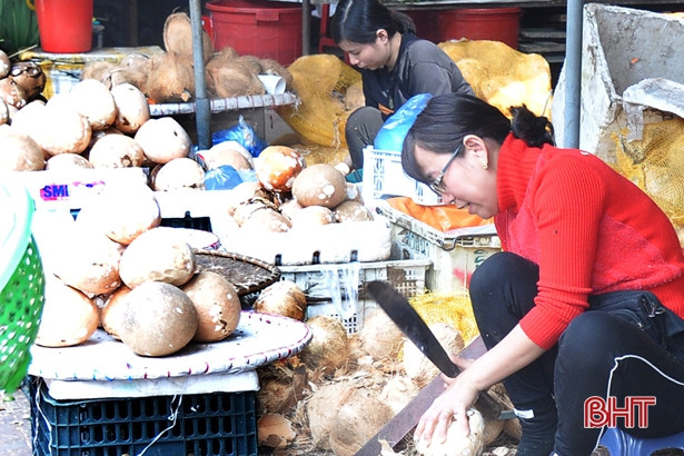 Tách vỏ dừa ngày Tết - “làm dăm bữa, ăn cả tháng”...
