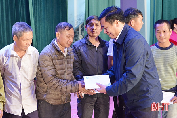 Thị xã Hồng Lĩnh trao 377 suất quà dịp Tết Kỷ Hợi