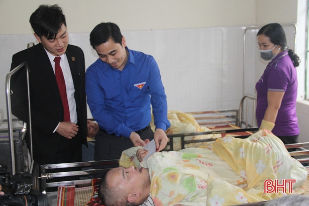 Tuổi trẻ Agribank Hà Tĩnh tặng quà Tết các hoàn cảnh khó khăn