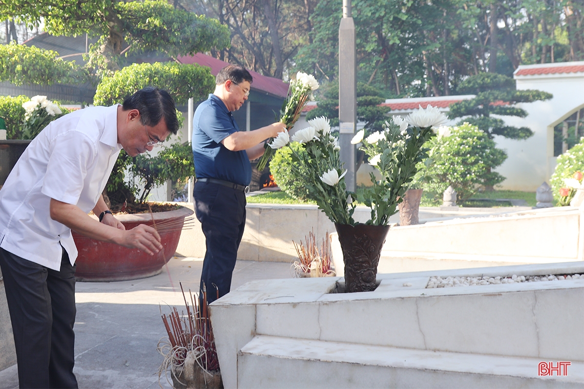 Chánh Văn phòng Trung ương Đảng dâng hương tại các địa chỉ đỏ ở Hà Tĩnh
