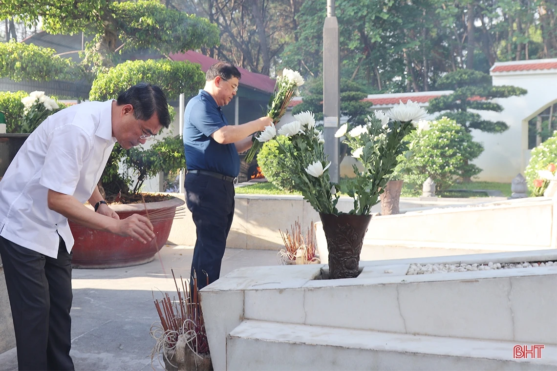 Chánh Văn phòng Trung ương Đảng dâng hương tại các địa chỉ đỏ ở Hà Tĩnh