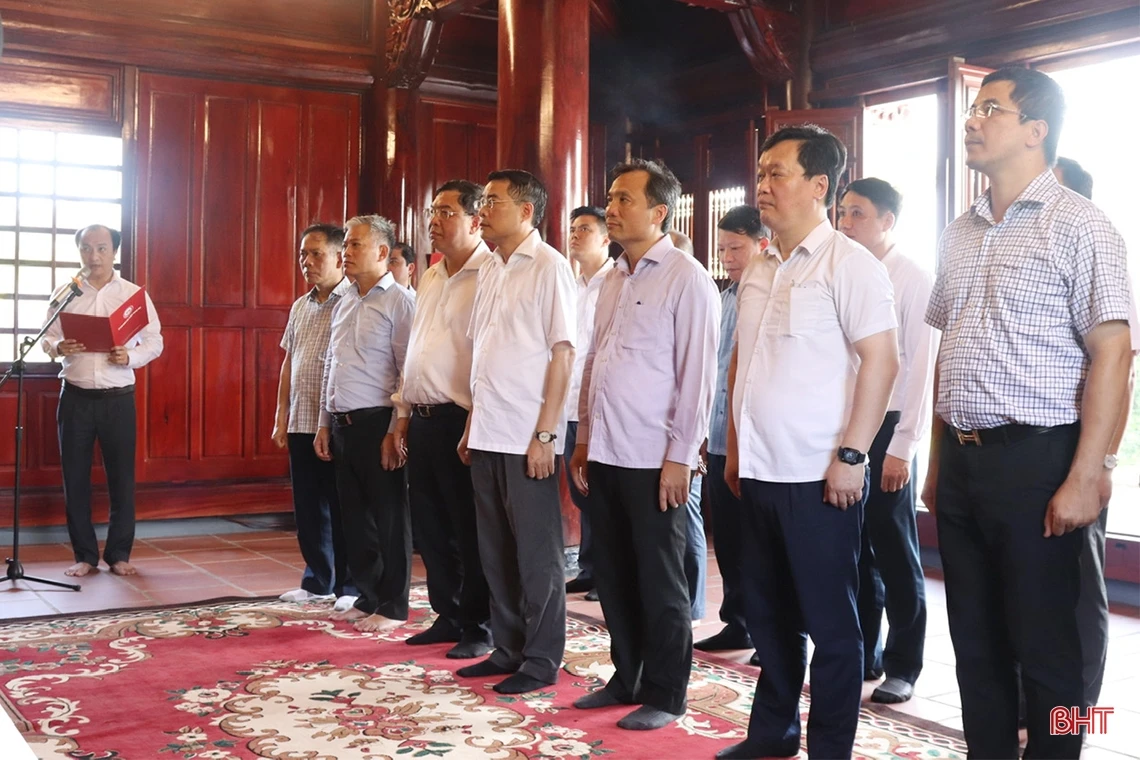 Chánh Văn phòng Trung ương Đảng dâng hương tại các địa chỉ đỏ ở Hà Tĩnh