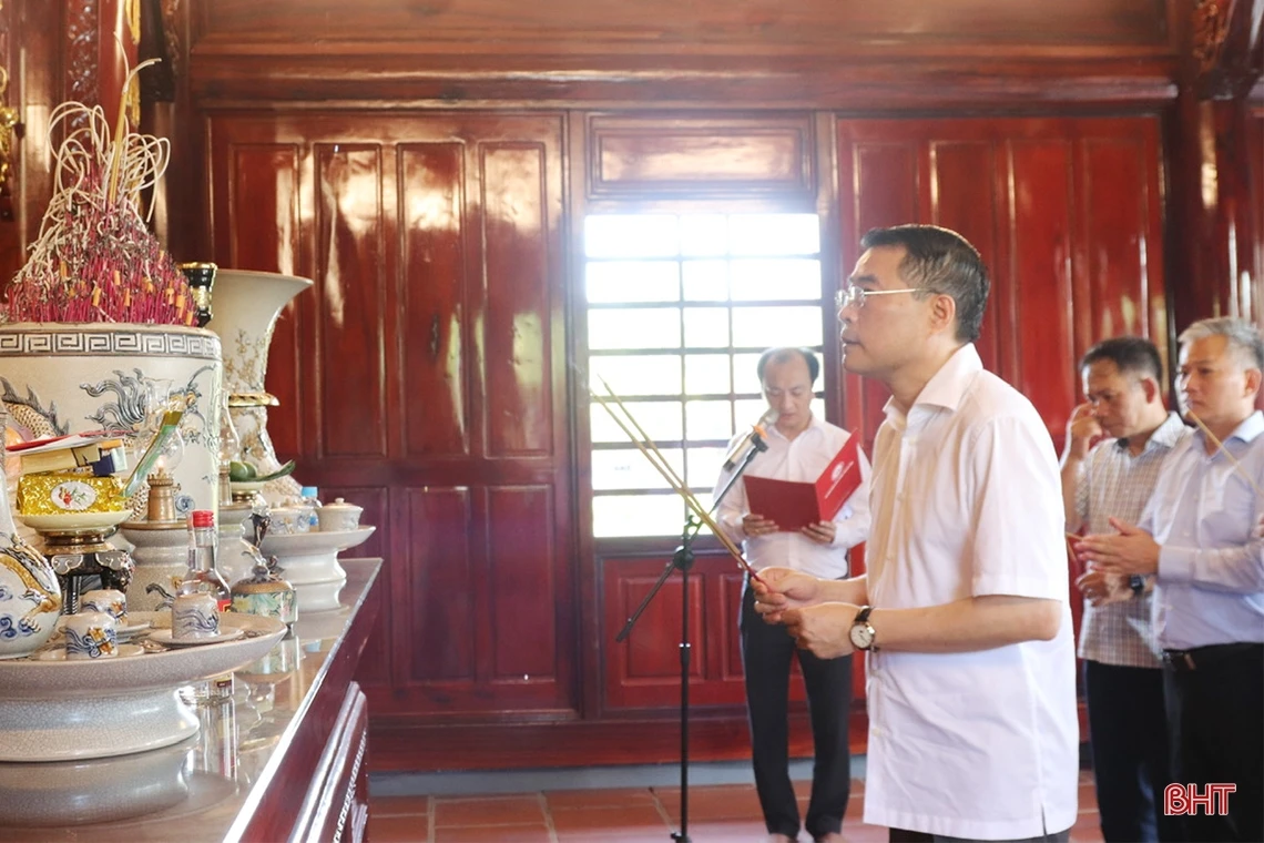 Chánh Văn phòng Trung ương Đảng dâng hương tại các địa chỉ đỏ ở Hà Tĩnh