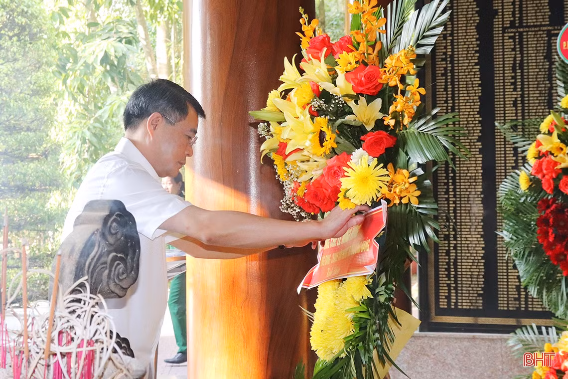 Chánh Văn phòng Trung ương Đảng dâng hương tại các địa chỉ đỏ ở Hà Tĩnh