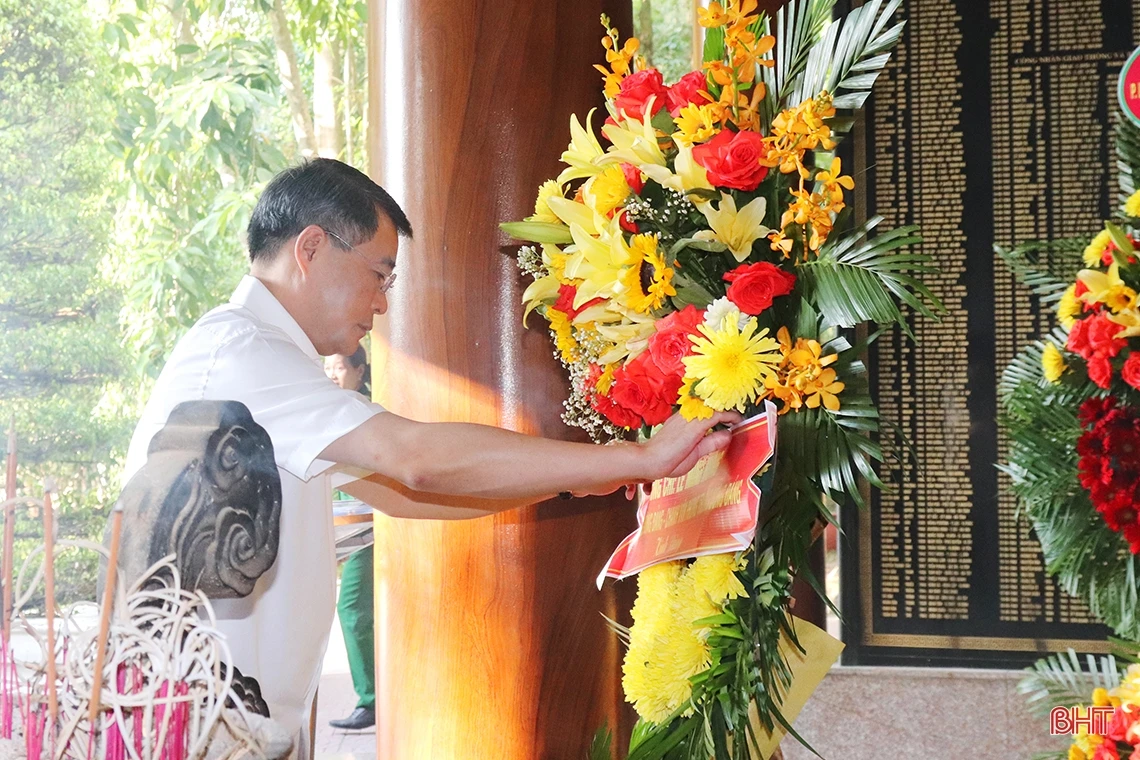 Chánh Văn phòng Trung ương Đảng dâng hương tại các địa chỉ đỏ ở Hà Tĩnh