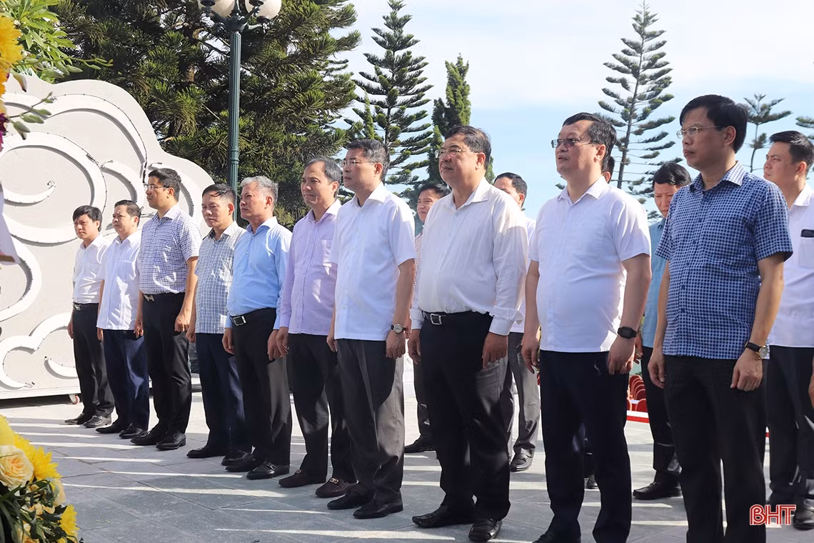 Chánh Văn phòng Trung ương Đảng dâng hương tại các địa chỉ đỏ ở Hà Tĩnh