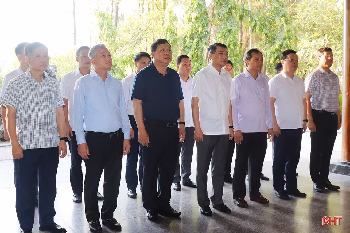 Chánh Văn phòng Trung ương Đảng dâng hương tại các địa chỉ đỏ ở Hà Tĩnh