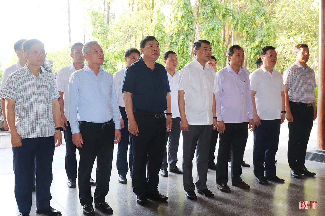 Chánh Văn phòng Trung ương Đảng dâng hương tại các địa chỉ đỏ ở Hà Tĩnh