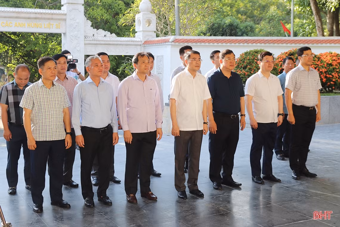 Chánh Văn phòng Trung ương Đảng dâng hương tại các địa chỉ đỏ ở Hà Tĩnh