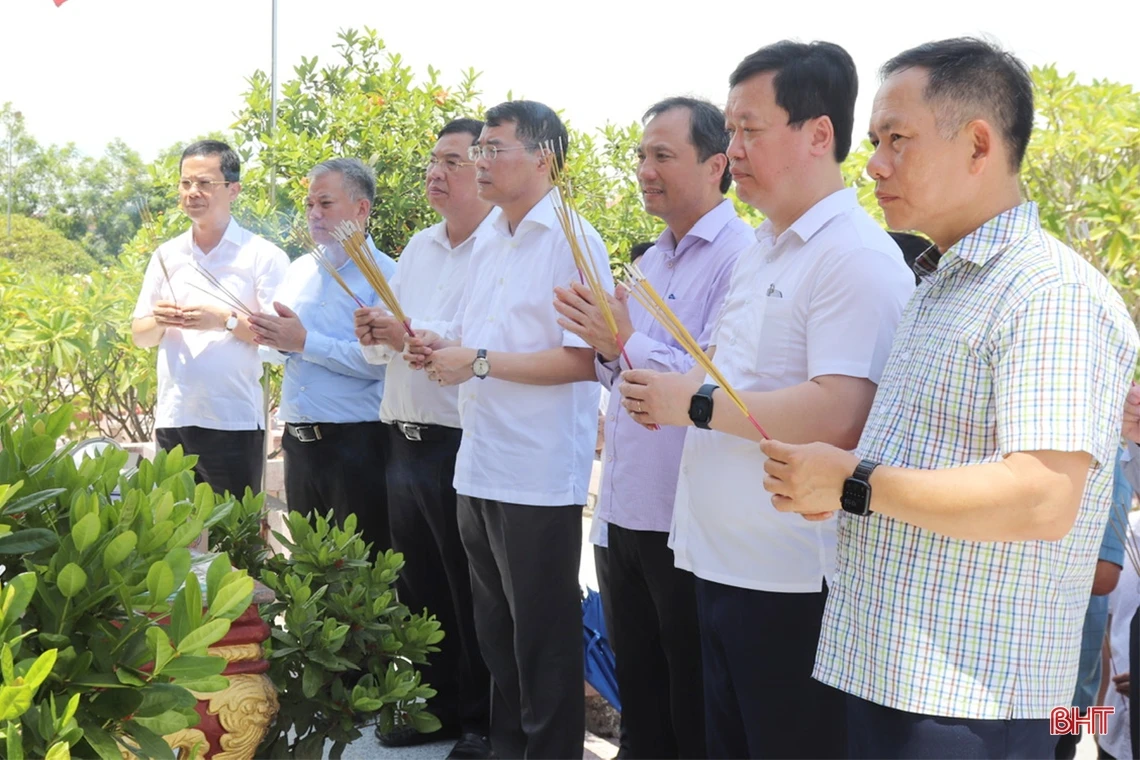 Chánh Văn phòng Trung ương Đảng dâng hương tại các địa chỉ đỏ ở Hà Tĩnh
