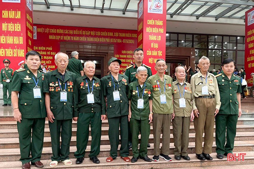 Ông Nguyễn Xuân Vinh (thứ 3 từ trái sang) tại cuộc gặp mặt CCB nhân dịp kỷ niệm 70 năm Chiến thắng Điện Biên Phủ (Hà Nội, tháng 5/2024). bqbht_br_a4.jpg