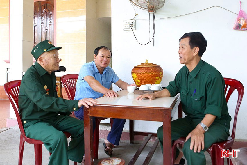 Ông Nguyễn Xuân Vinh cùng ôn lại lịch sử Chiến dịch Điện Biên Phủ. bqbht_br_a2.jpg