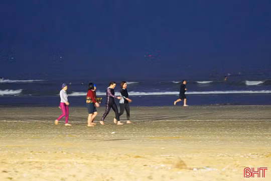 Nhóm "Chiến binh mùa đông" thắp sáng biển Thạch Hải 
