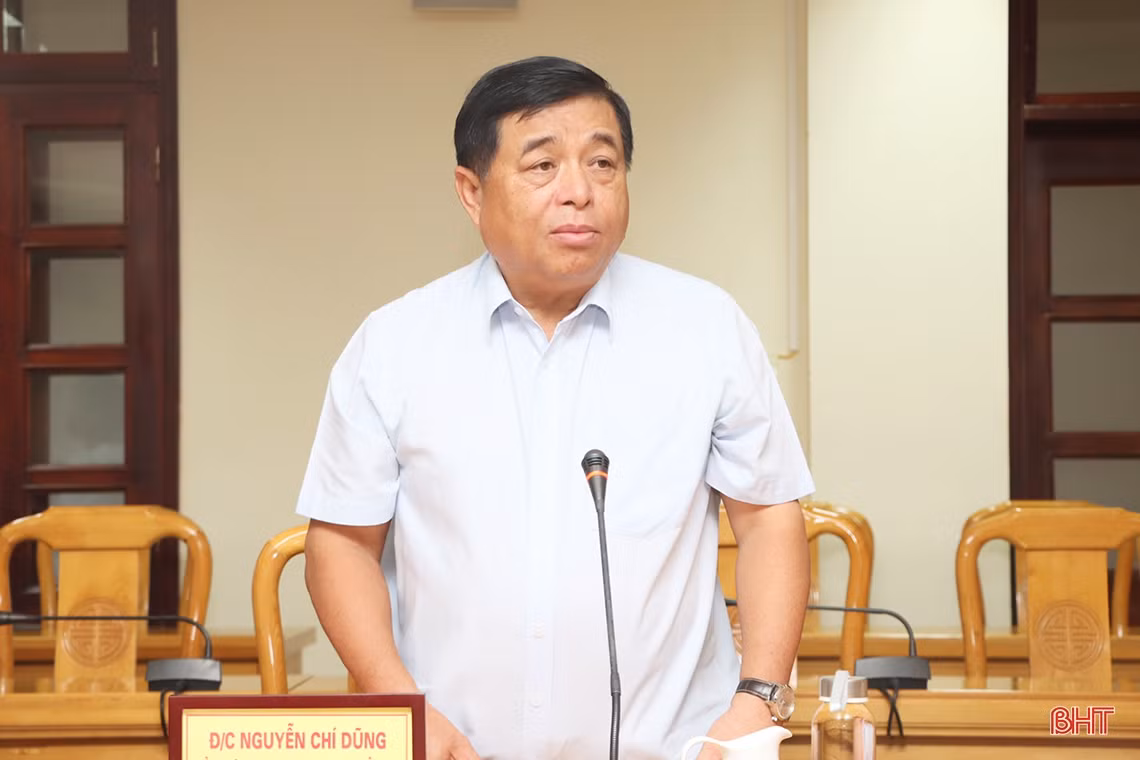 Bộ trưởng Bộ KH&ĐT tặng quà cho người có công với cách mạng trên địa bàn Hà Tĩnh