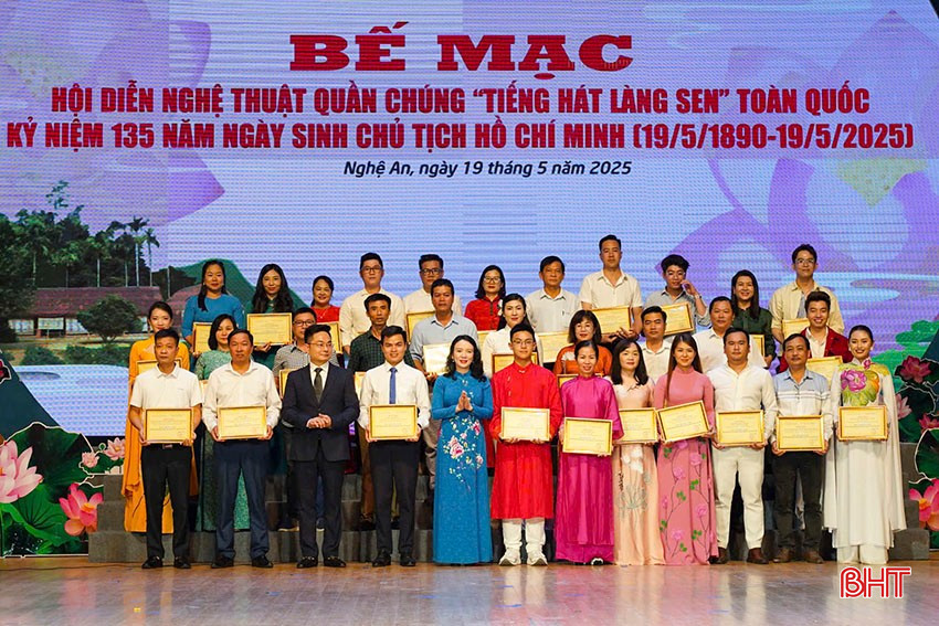 Đại diện đoàn Hà Tĩnh (hàng đầu, thứ 4 từ trái qua) nhận giấy chứng nhận huy chương vàng cho tiết mục: Tổ khúc dân ca ví, giặm "Vui hội Làng Sen thêm nhớ ơn Người". bqbht_br_a3.jpg