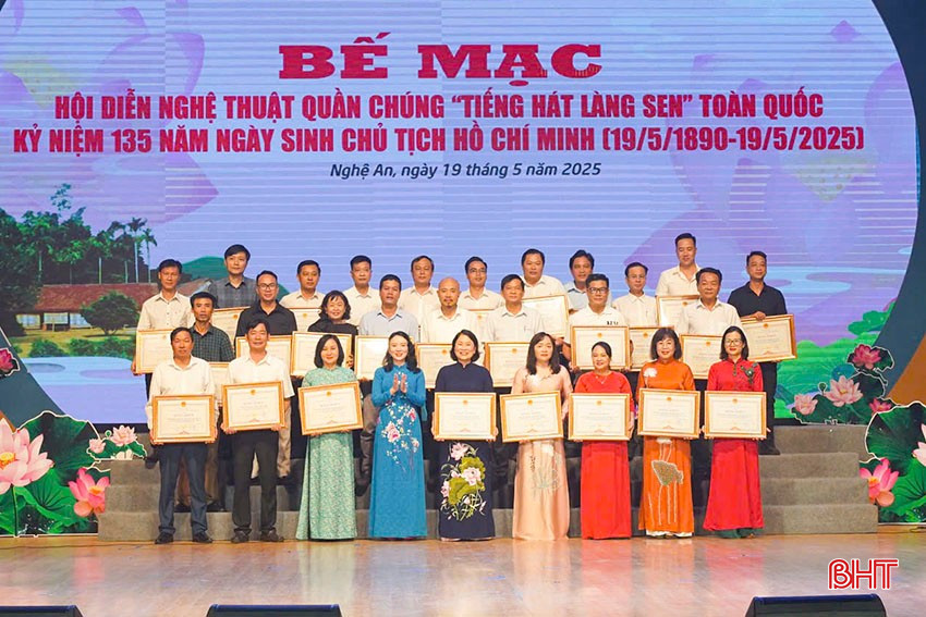 Ban tổ chức trao giấy khen cho các cá nhân có thành tích xuất sắc trong tổ chức xây dựng chương trình tham gia hội diễn. bqbht_br_a4.jpg