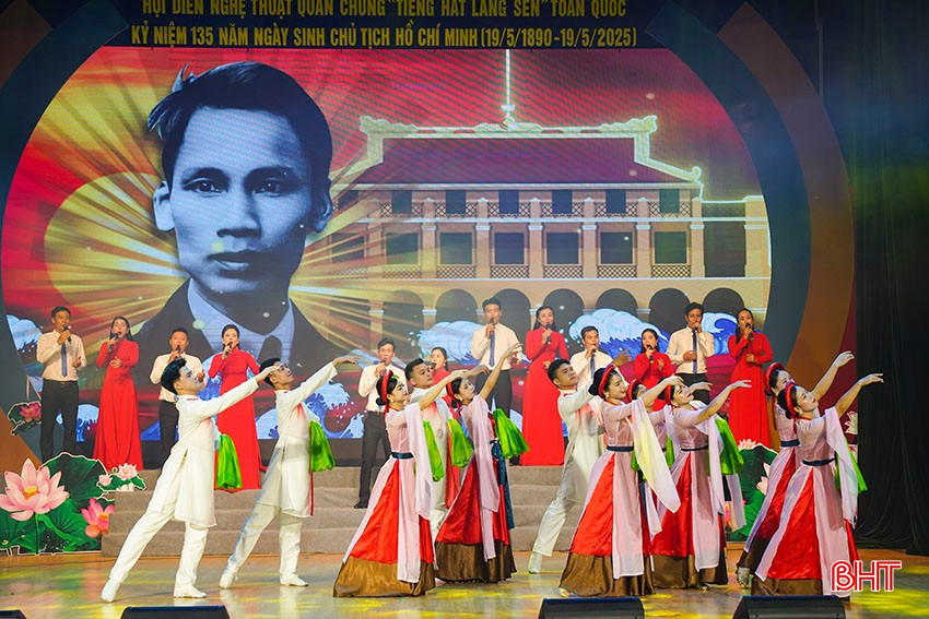 Tổ khúc dân ca ví, giặm "Vui hội Làng Sen thêm nhớ ơn Người" của đoàn Hà Tĩnh là 1 trong 7 tiết mục được chọn công diễn trong lễ bế mạc hội diễn. bqbht_br_a1.jpg