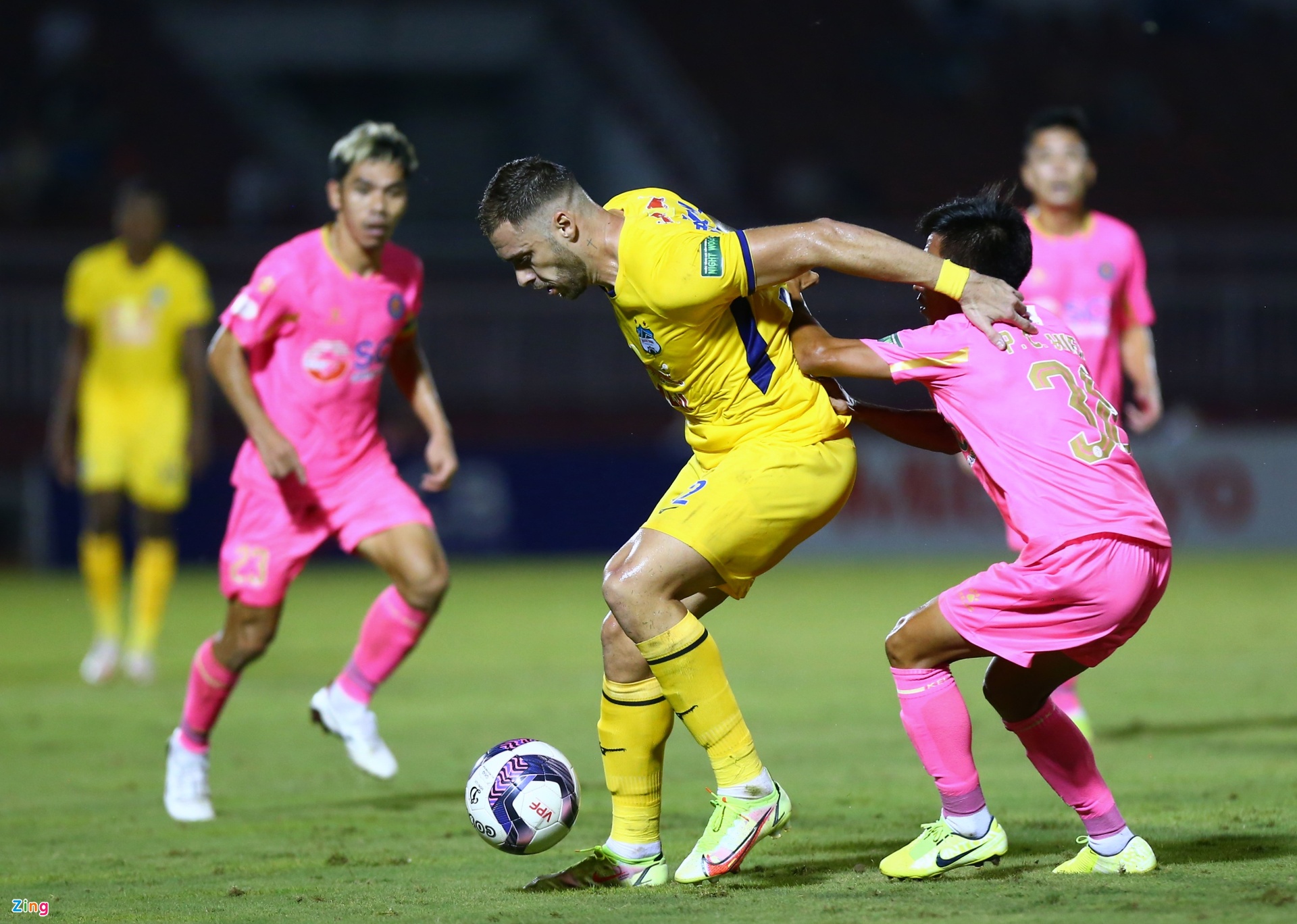 Công Phượng bị trọng tài cảnh báo sau khi ghi bàn