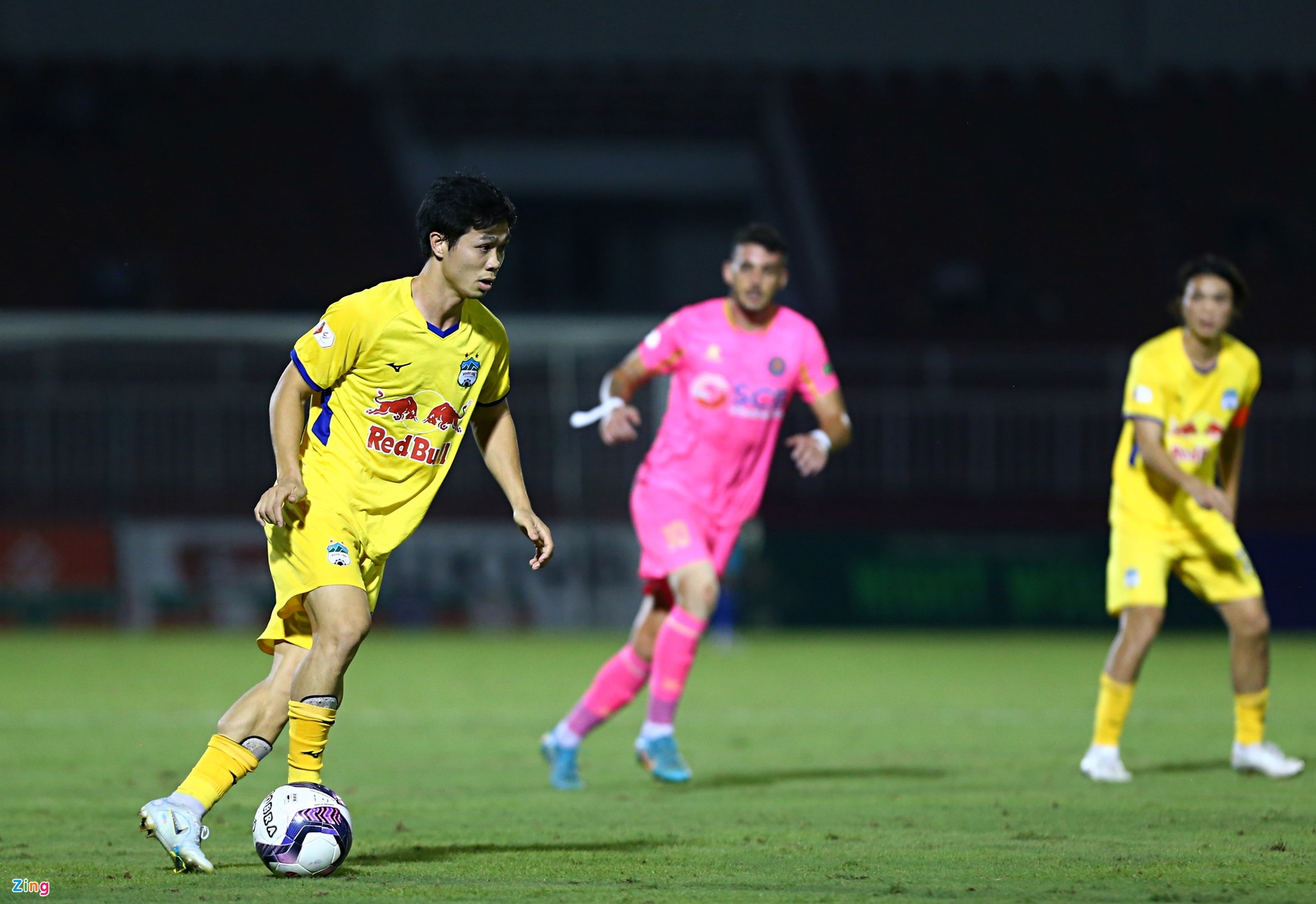 Công Phượng bị trọng tài cảnh báo sau khi ghi bàn