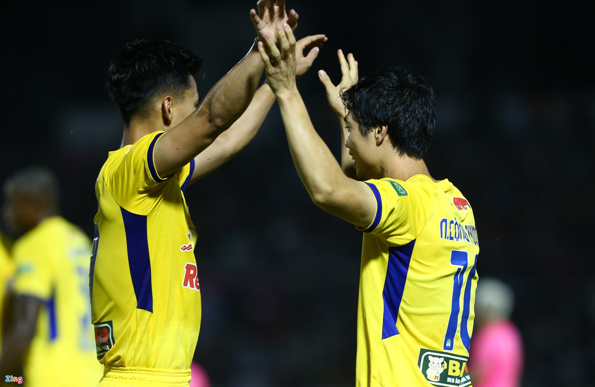 Công Phượng bị trọng tài cảnh báo sau khi ghi bàn