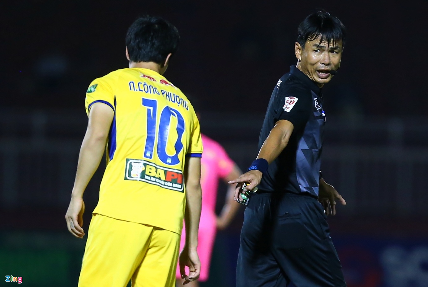 Công Phượng bị trọng tài cảnh báo sau khi ghi bàn