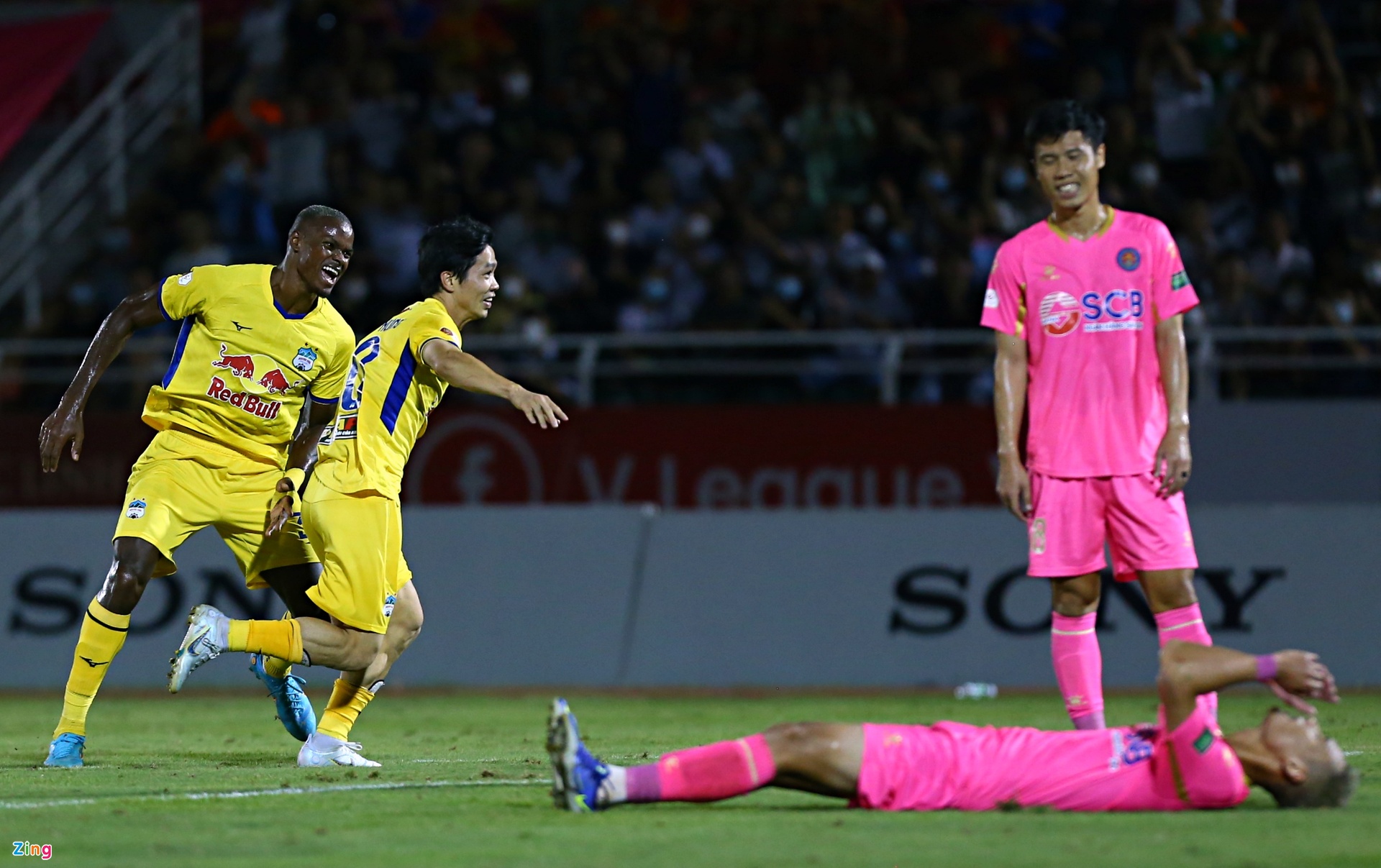 Công Phượng bị trọng tài cảnh báo sau khi ghi bàn