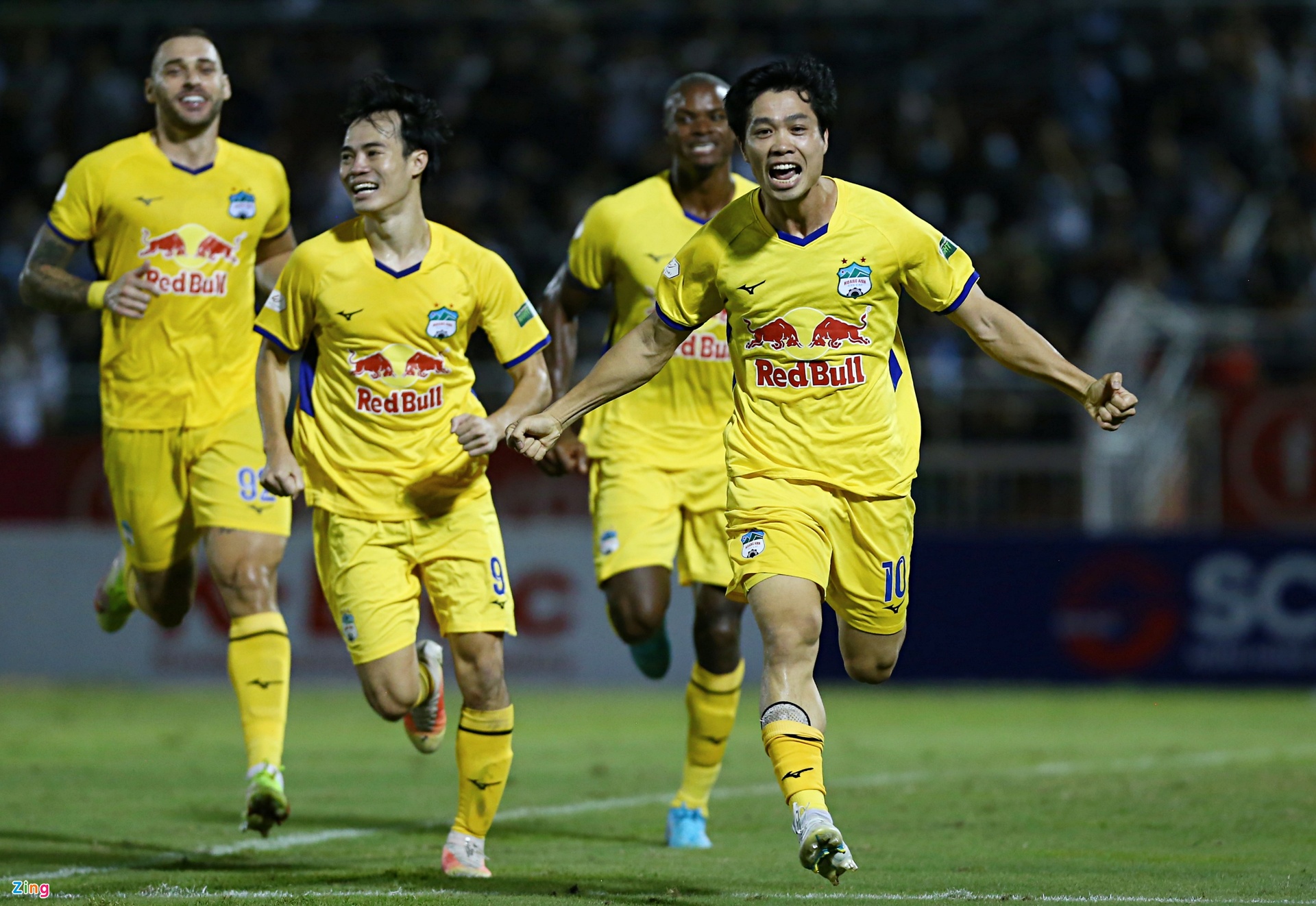 Công Phượng bị trọng tài cảnh báo sau khi ghi bàn