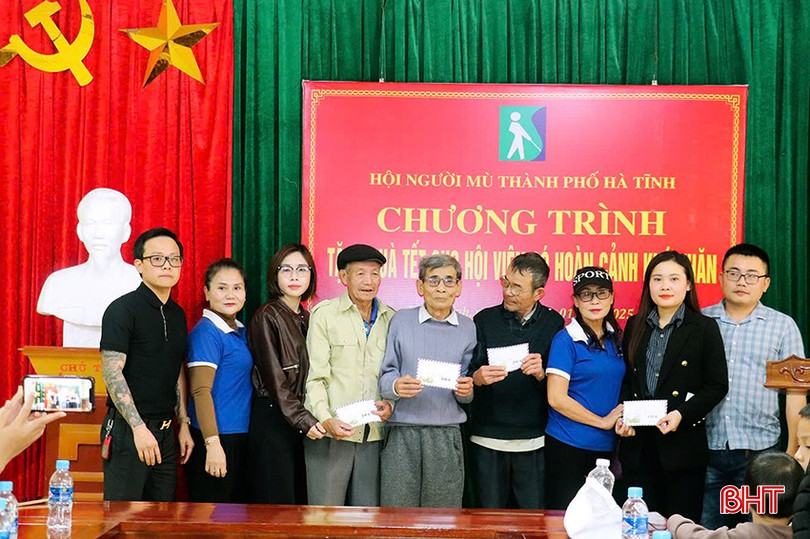 Hội Người mù TP Hà Tĩnh trao tặng quà Tết cho các hội viên có hoàn cảnh khó khăn.