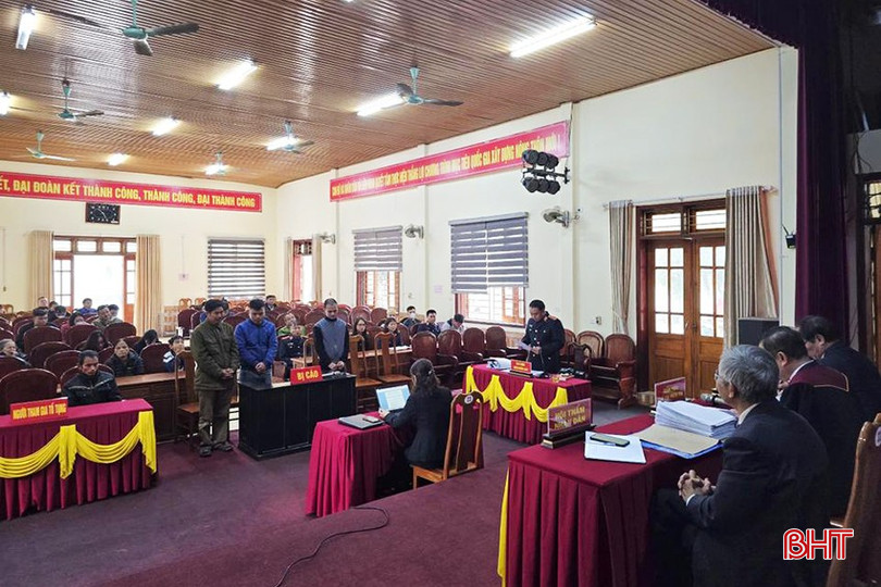 Đại diện Viện KSND huyện Đức Thọ đọc cáo trạng tại phiên tòa.