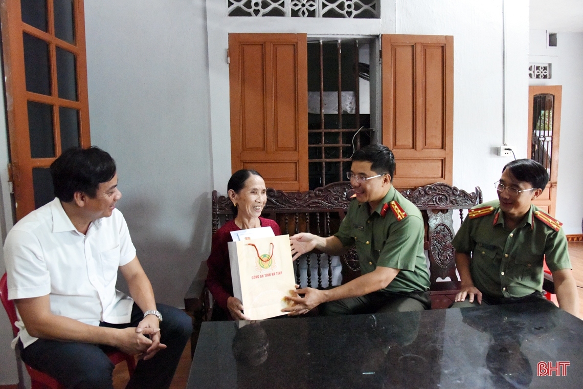 Lãnh đạo Hà Tĩnh thăm hỏi, tặng quà người có công với cách mạng