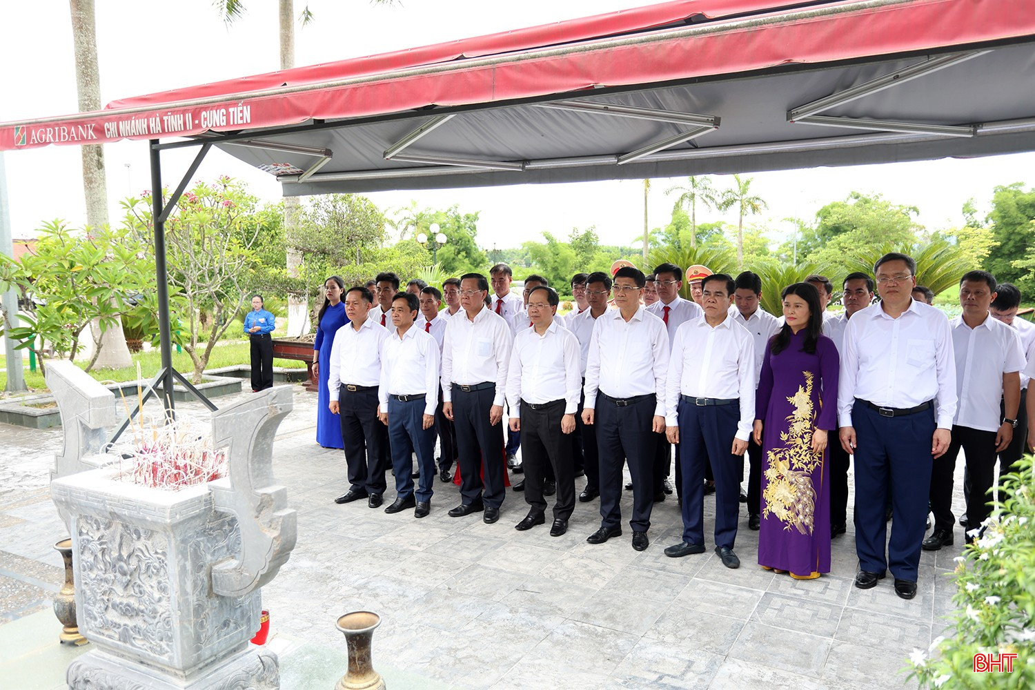 Đoàn công tác của Trung ương và lãnh đạo tỉnh Hà Tĩnh tới dâng hương, dâng hoa tại Khu tưởng niệm anh hùng liệt sỹ Lý Tự Trọng.