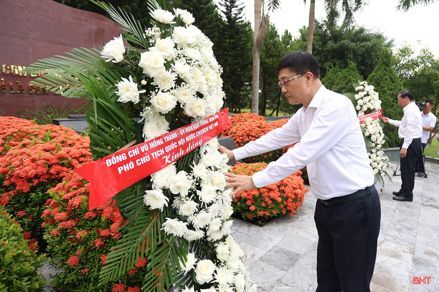 Phó Chủ tịch Quốc hội Vũ Hồng Thanh dâng vòng hoa lên phần mộ của Anh hùng liệt sỹ Lý Tự Trọng.
