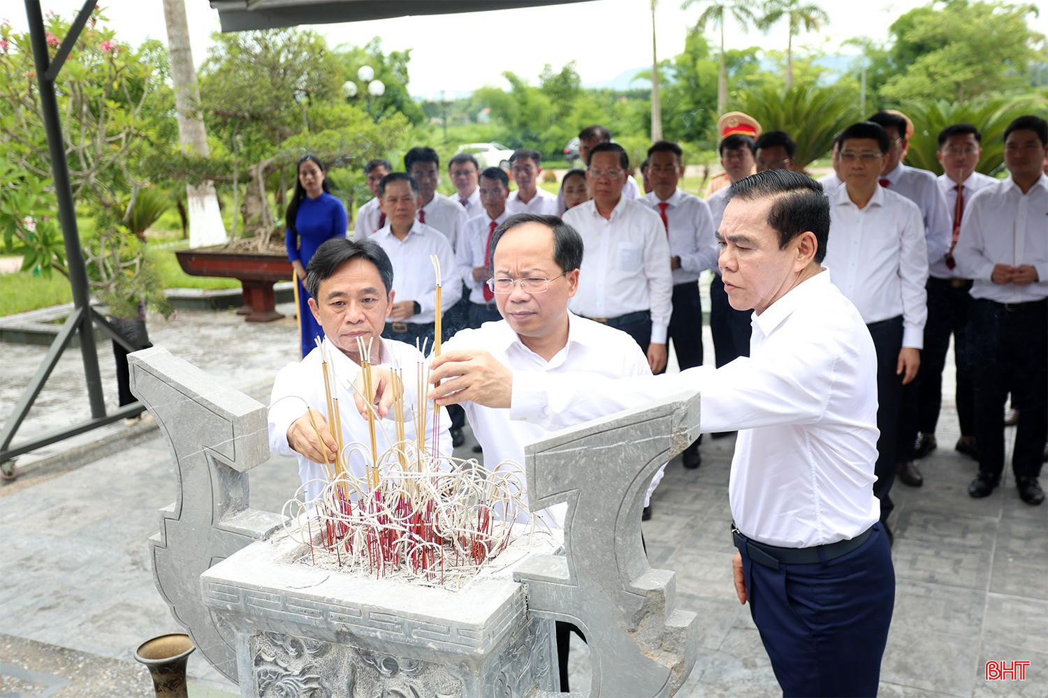 ... và các đồng chí Thường trực Tỉnh ủy dâng hương lên phần mộ Anh hùng liệt sỹ Lý Tự Trọng.
