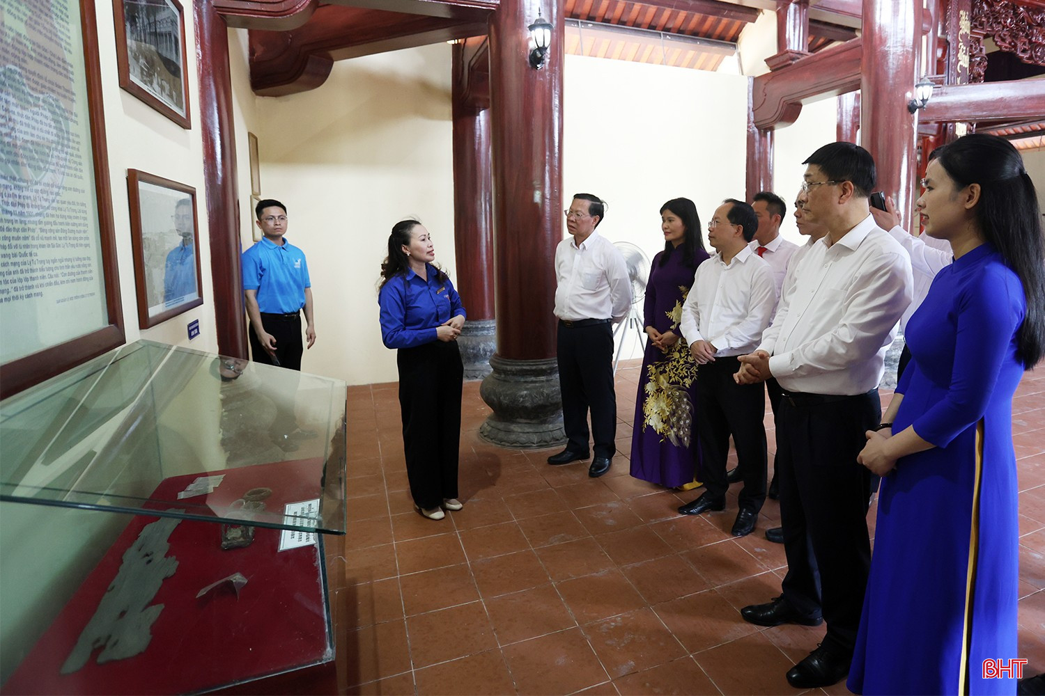 Phó Chủ tịch Quốc hội Vũ Hồng Thanh cùng thành viên trong đoàn công tác và lãnh đạo tỉnh tham quan hiện vật, tư liệu, hình ảnh về Anh hùng liệt sỹ Lý Tự Trọng.