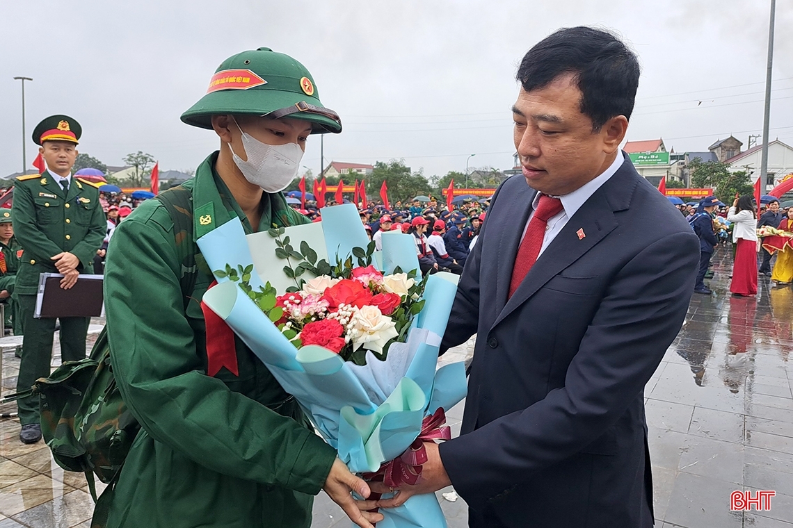 Lãnh đạo Hà Tĩnh, Bộ Quốc phòng dự lễ giao nhận quân tại các địa phương