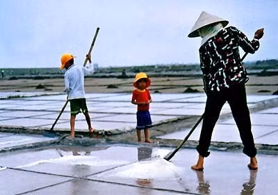 Sản xuất muối - nghề truyền thống của người dân Kỳ Hà