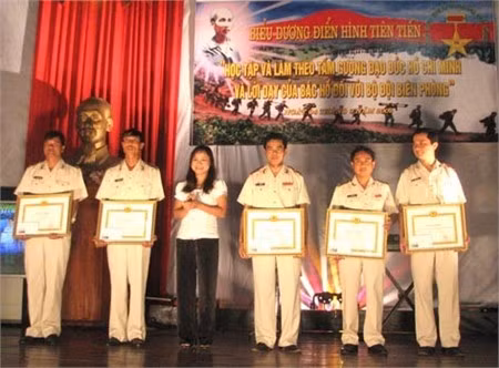 Bà Nguyễn Thị Nữ Y - Phó Ban Tuyên giáo Tỉnh ủy Hà Tĩnh, trao bằng khen của Ban Chỉ đạo CVĐ cấp tỉnh cho các tập thể, cá nhân của Đảng ủy BĐBP Hà Tĩnh