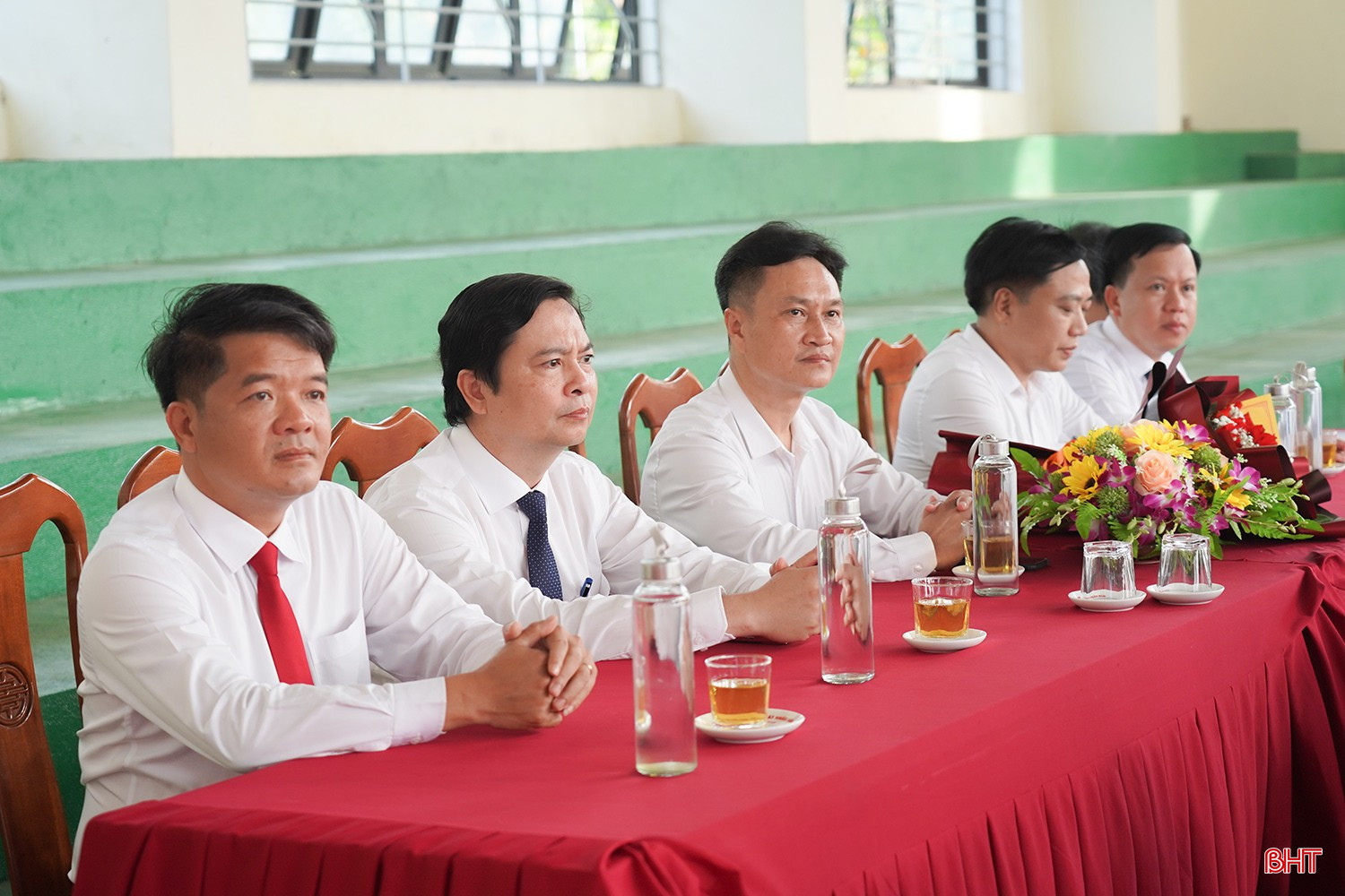 Chủ tịch Ủy ban MTTQ tỉnh Trần Nhật Tân chung vui cùng Trường THCS Lê Bình.