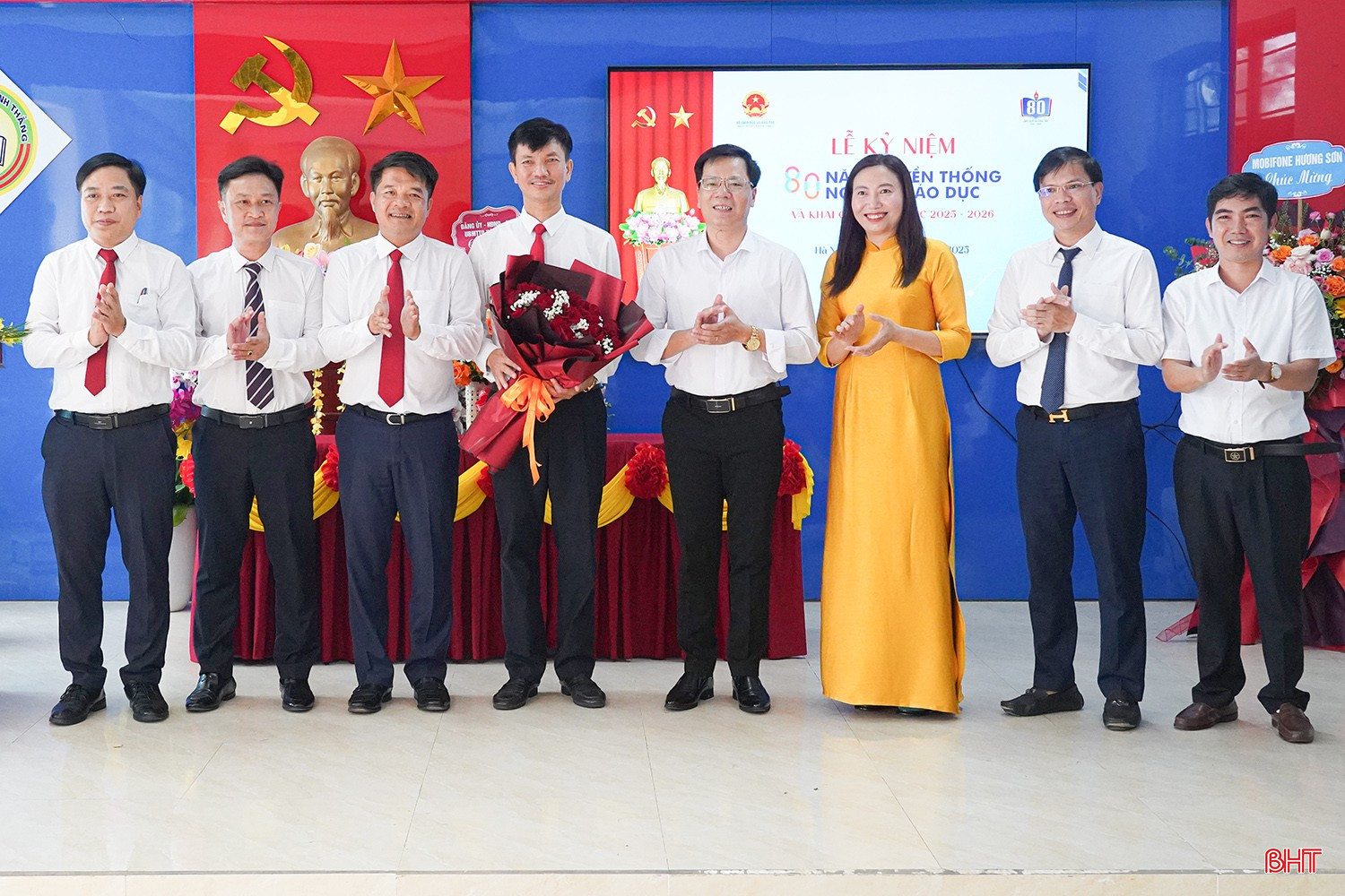 Chủ tịch Ủy ban MTTQ tỉnh Trần Nhật Tân cùng đại diện Sở GD&amp;ĐT tặng hoa chúc mừng Trường THPT Lý Chính Thắng.
