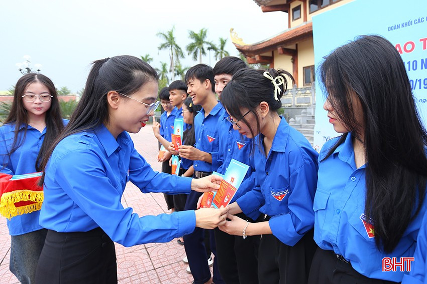 Trong không khí trang trọng, lãnh đạo Tỉnh đoàn, Đảng uỷ Khối CCQ&amp;DN tỉnh, Đoàn Khối CCQ&amp;DN tỉnh đã trao sổ đoàn và thẻ đoàn viên cho 110 thanh niên ưu tú.