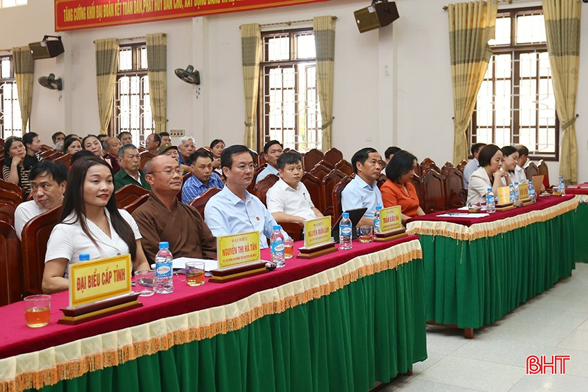 Đại biểu tham dự hội nghị tiếp xúc cử tri.