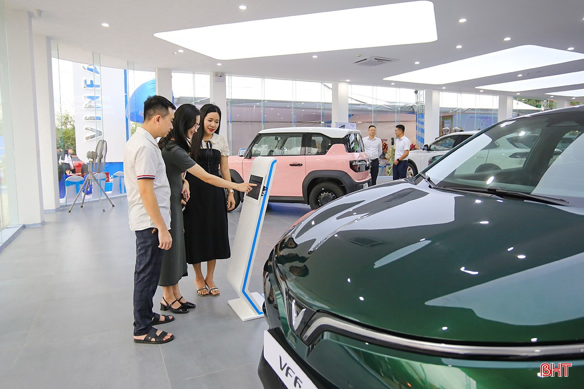 Đến với showroom, khách hàng dễ dàng tra cứu các thông tin về sản phẩm thông qua các thiết bị công nghệ hiện đại.